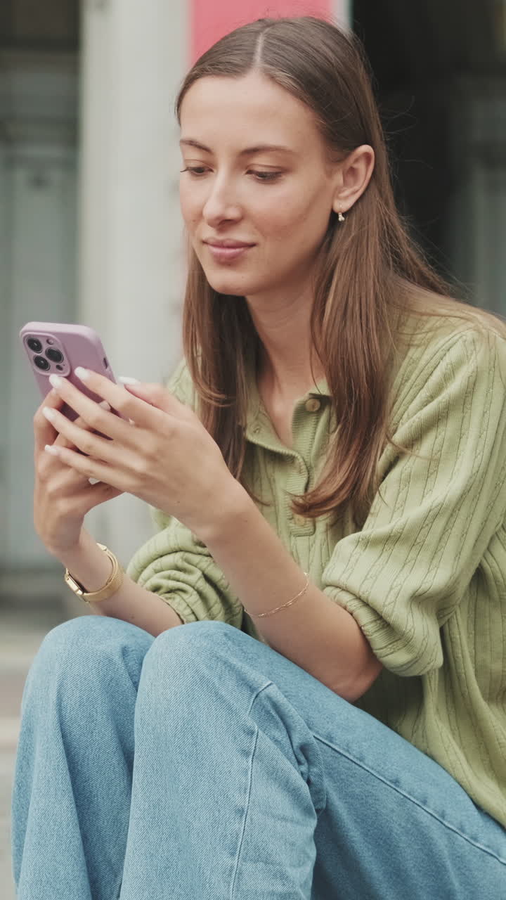 Donna che per mezzo del suo telefono
