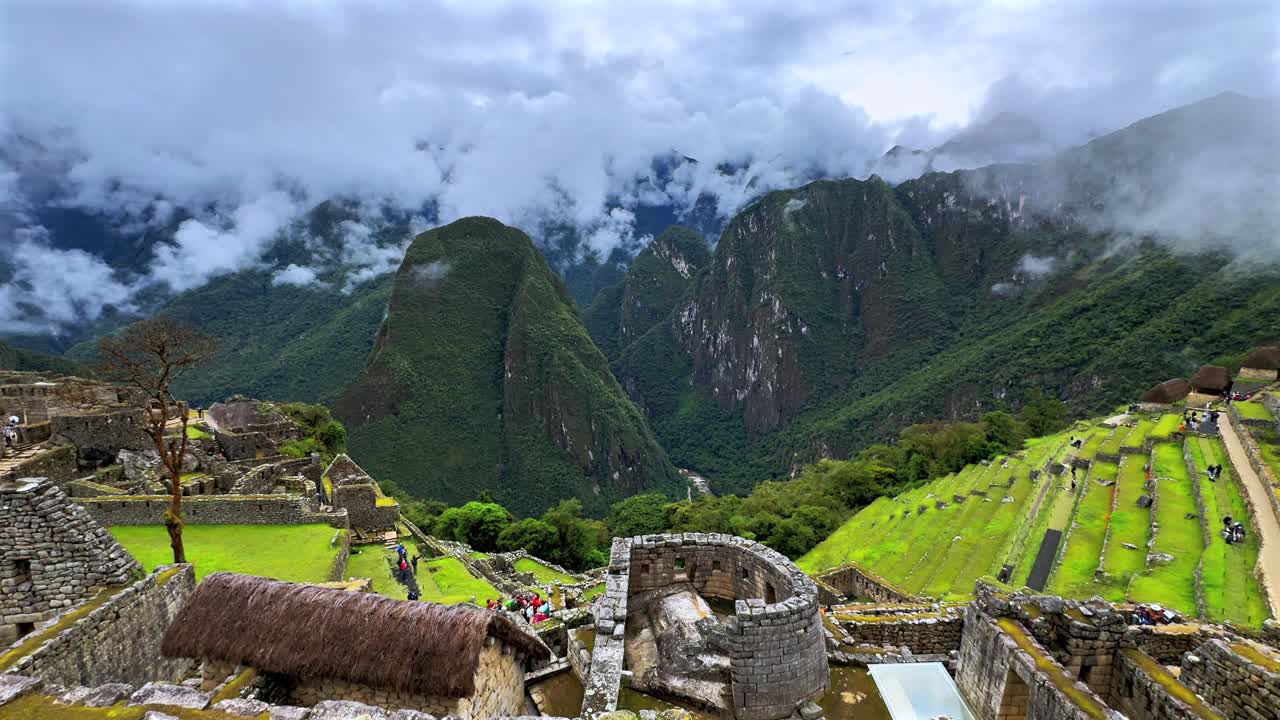 Vista panoramica del circuito di Machu Picchu, paesaggio soleggiato e nuvoloso al mattino, Perù, ripresa aerea con drone, stagione delle piogge, giungla verdeggiante, Ande peruviane, storico santuario del tempio Inca, terrazza panoramica a strati, ripresa statica