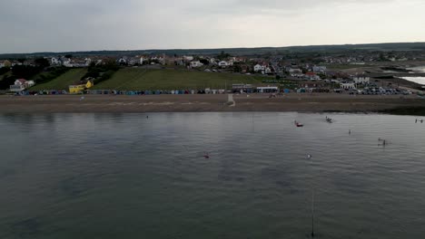 Drohnenaufnahme-Von-Menschen-Auf-Paddelbrettern-Und-Beibooten-Im-Meer