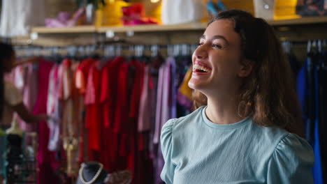 retrato de una mujer sonriente propietaria o trabajadora en una tienda de ropa de moda