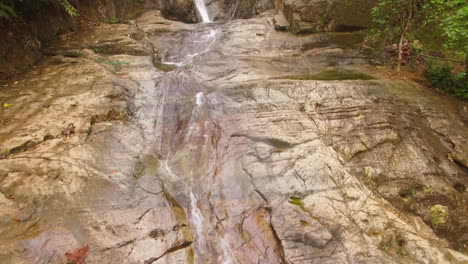 agua que fluye por una cascada forestal en ecuador