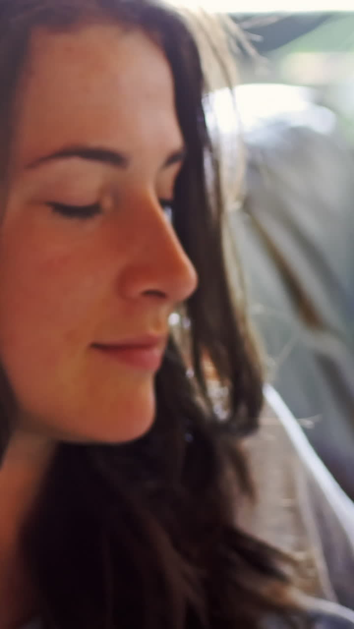 pareja comiendo palomitas de maíz mientras usa una tableta digital