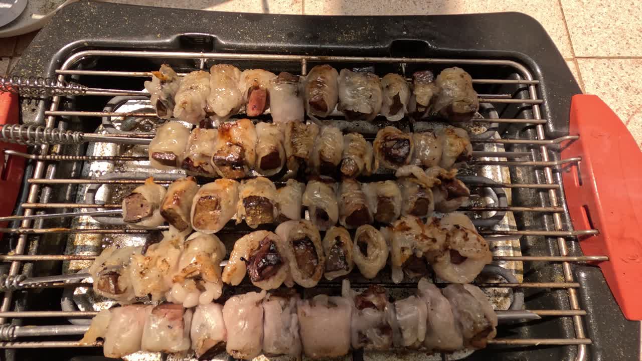 Carne di agnello alla griglia durante la festività dell'Eid al-Adha.