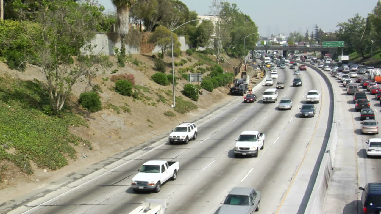 교통은 로스앤젤레스의 바쁜 고속도로를 따라 천천히 움직입니다.