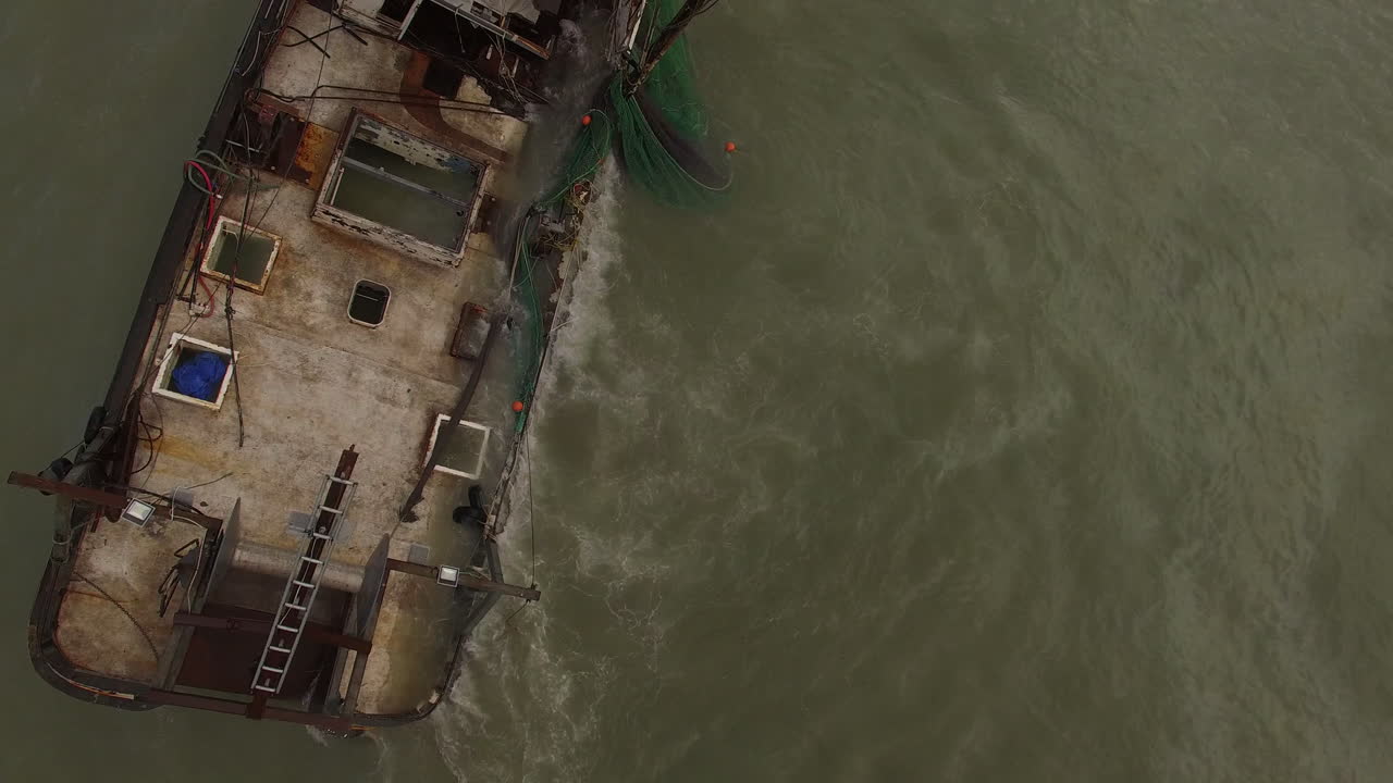 캘리포니아 벤투라 근처에서 난파된 어선에 대한 공중 총격