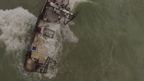 Toma-Aérea-Sobre-Un-Barco-Pesquero-Naufragado-Cerca-De-Ventura-California