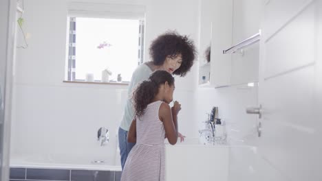 Glückliche-Afroamerikanische-Mutter-Und-Tochter-Beim-Zähneputzen-Im-Badezimmer,-Zeitlupe