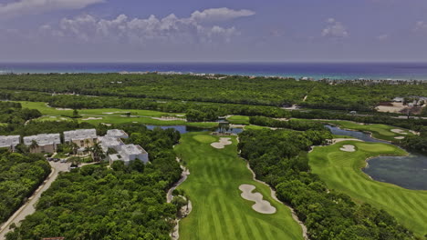 Akumal-Mexico-Aerial-V21-Drohnenüberflug-über-Den-Golfplatz-Riviera-Maya,-Aufnahme-Von-Country-Club-Und-Luxusresidenzen-Von-Gran-Bahia-Principe-Mit-Meerblick-–-Aufgenommen-Mit-Mavic-3-Pro-Cine-–-Juli-2023