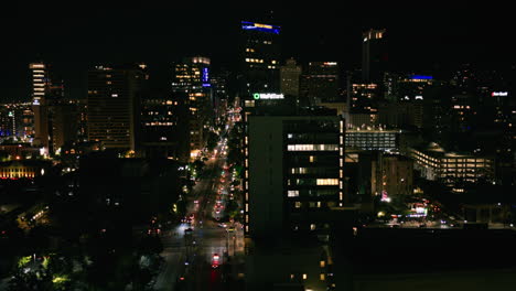 paisaje urbano nocturno visto desde el aire