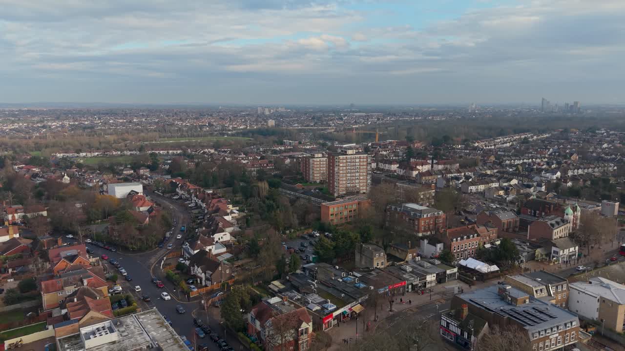 Un drone sorvola Wanstead in direzione della A12, oltrepassando le torri di Gardner Close e The Avenue