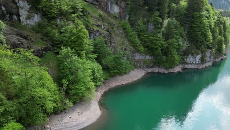 Rocky-mountains-on-lake-Klöntalersee-Glarus-Canton,-Switzerland