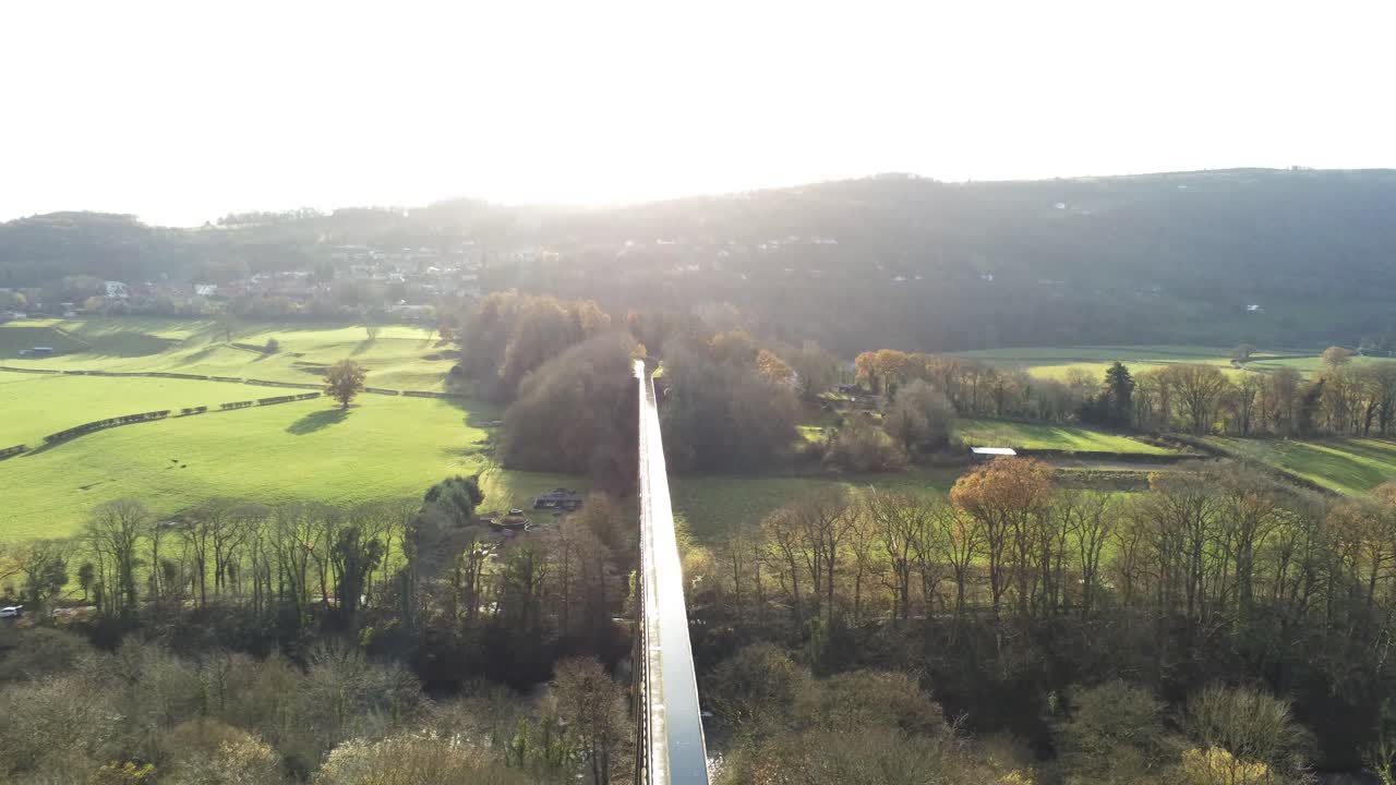 오래 된 웨일스 pontcysyllte 수로 수로 조감도 농촌 가을 삼림 지대 계곡 천천히 후퇴