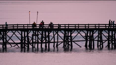 El-Puente-Mon-Es-Un-Antiguo-Puente-De-Madera-Ubicado-En-Sangkla,-Tailandia