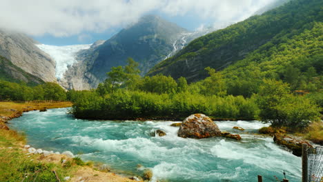 briksdal-gletscher mit einem gebirgsfluss im vordergrund die erstaunliche natur norwegens 4k 10 bit vide