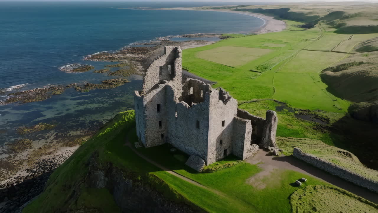 Ruinas de un antiguo castillo en un acantilado con vistas a la costa