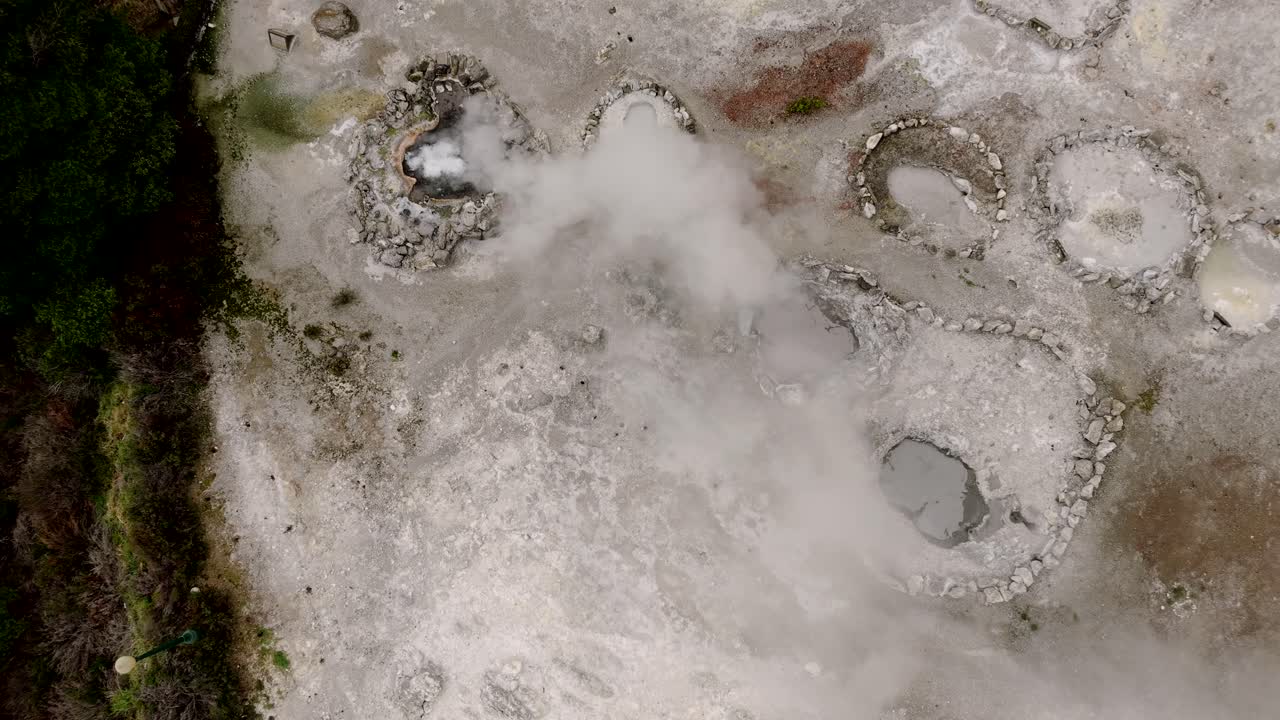 Veduta aerea di pozze geotermiche e fumarole a Furnas, São Miguel, Azzorre