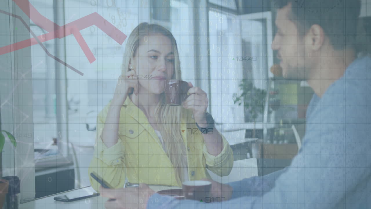 анимация обработки данных и красные линии над кавказской парой в кафе