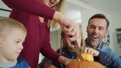 Handheld-Video-Zeigt-Eine-Familie,-Die-Kürbisse-Für-Halloween-Bohrt