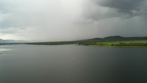 Tormenta-Azota-Lago-Con-Entorno-Verde