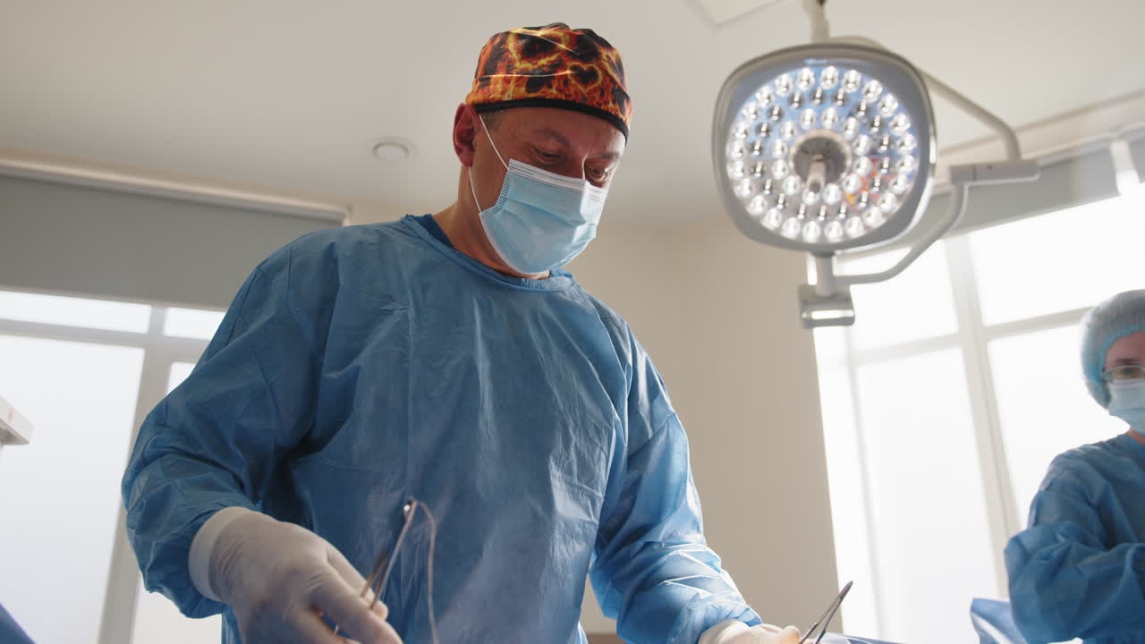 cirujano que realiza una cirugía en la sala de operaciones