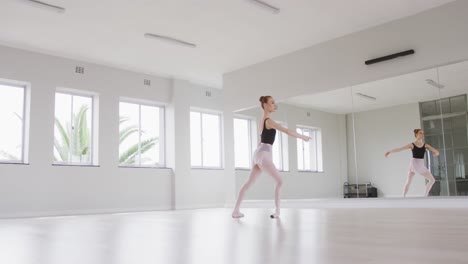 Kaukasische-Balletttänzerin,-Die-Während-Eines-Tanzkurses-In-Einem-Hellen-Studio-Ballett-übt