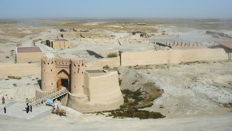 Drohnenaufnahme-Der-Mittelalterlichen-Stadt-Otrar-In-Kasachstan,-Einer-Der-Städte,-Die-An-Der-Großen-Seidenstraße-Gebaut-Wurden