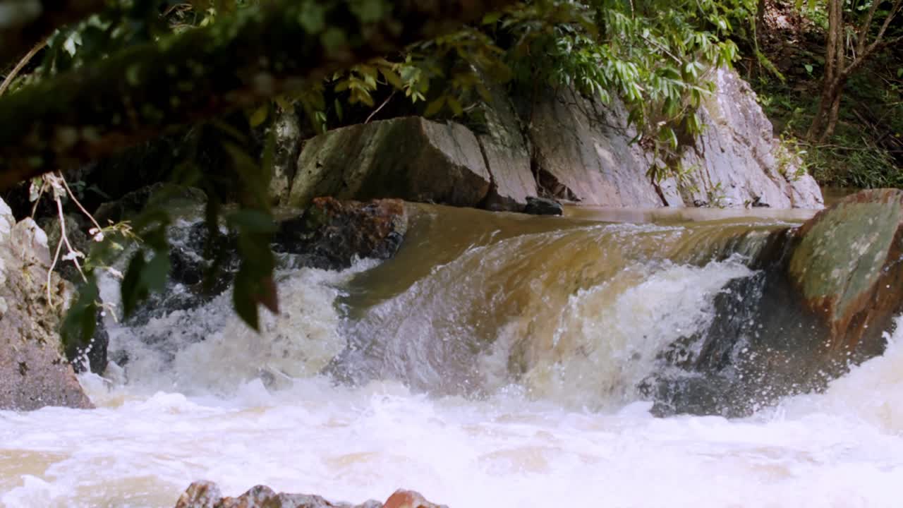 un río caudaloso en brasil durante una sequía - preocupación ambiental por el calentamiento global