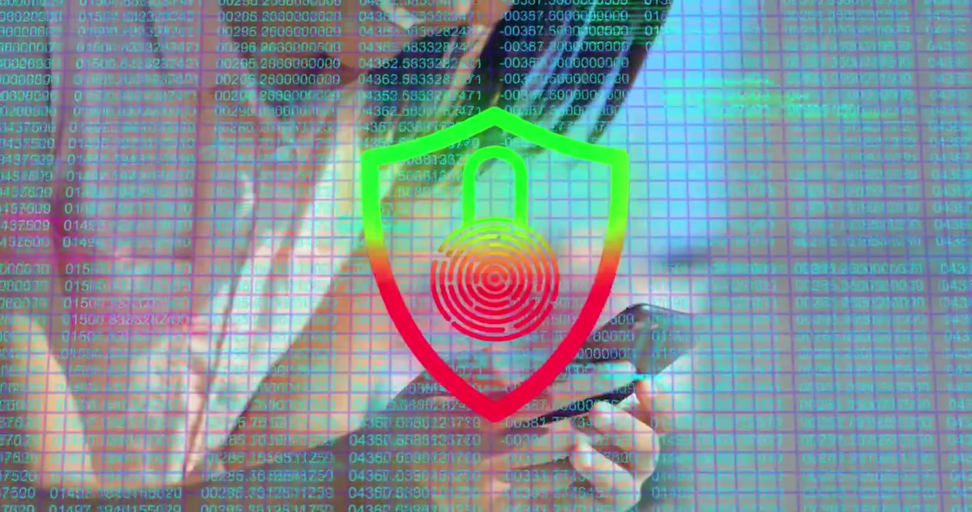 Animação de número e cadeado digital sobre as mãos de mulher asiática usando smartphone.