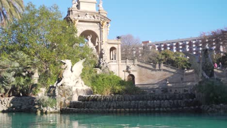 Gaudis-Brunnen-Im-Parc-De-La-Ciutadella-In-Barcelona,-Spanien