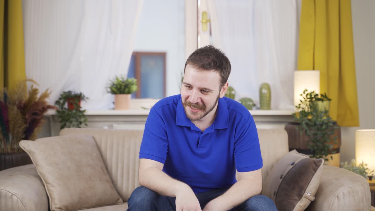 L'uomo che ha un esaurimento nervoso è arrabbiato e non si sente bene