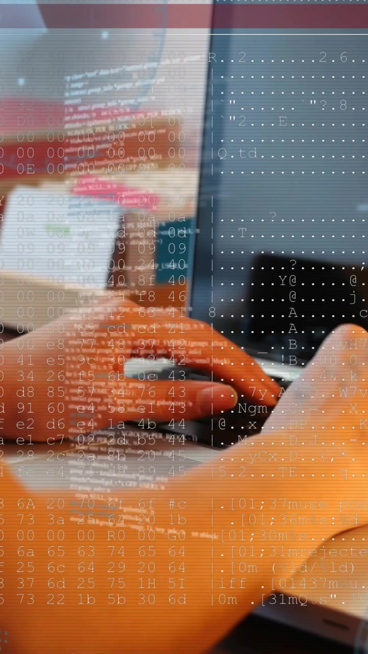 Vertikal video: Bruger taster på bærbar computer, højre hånd taster, skaber kode-overlay på skærmen til kodning.