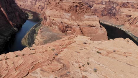 Un-Dron-De-4k-Filmado-Sobre-La-Curva-De-Herradura,-El-“borde-Este-Del-Gran-Cañón”,-Ubicado-Cerca-De-La-Ciudad-De-Page,-Arizona