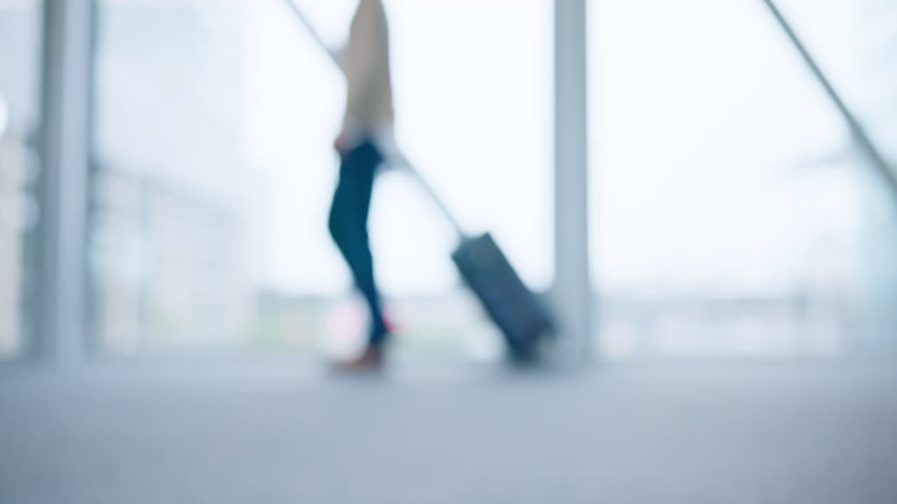 Piernas, viajes y personas en el aeropuerto