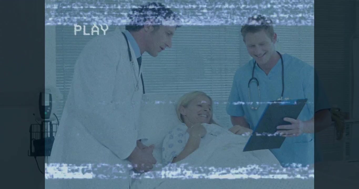 静止画のグリッチ効果で医療シーンがフォーカスされ、医師と看護師が患者にカルテを説明している様子。