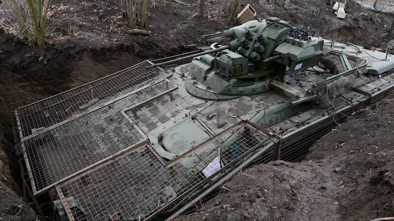 Vista in picchiata di un BMD-4M russo, un veicolo d'assalto aviotrasportato progettato per attacchi rapidi, visibile qui in una trincea difensiva statica — un segno della realtà attuale della guerra in Ucraina.