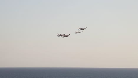toma amplia desde lejos de aviones en exhibición aérea con fondo marino
