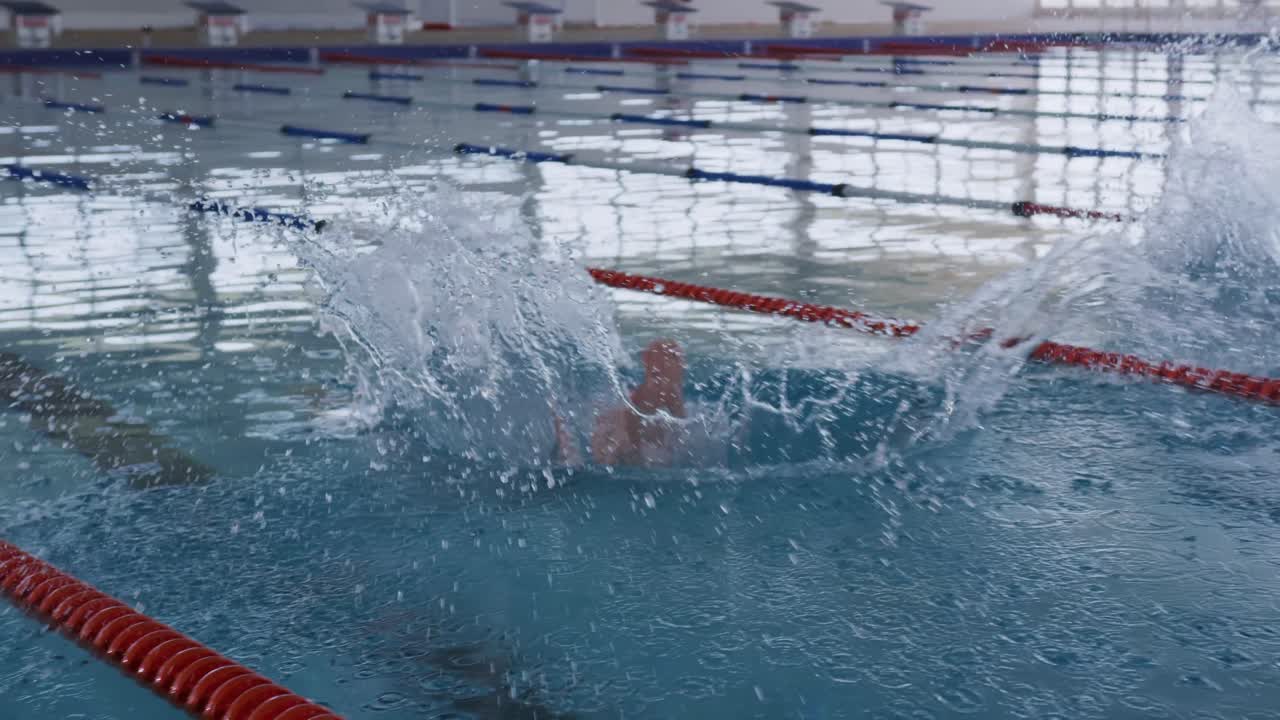 수영사 들 이 수영장 에 다이빙 하고 있다