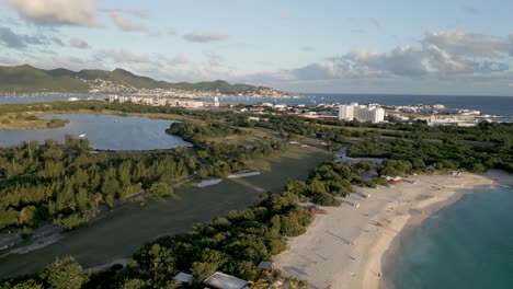 Mullet-Bay-Saint-Martin-Luftbild-Drohne-überfliegt-Strand-Und-Golfplatz-In-Richtung-Maho-Und-Flughafen