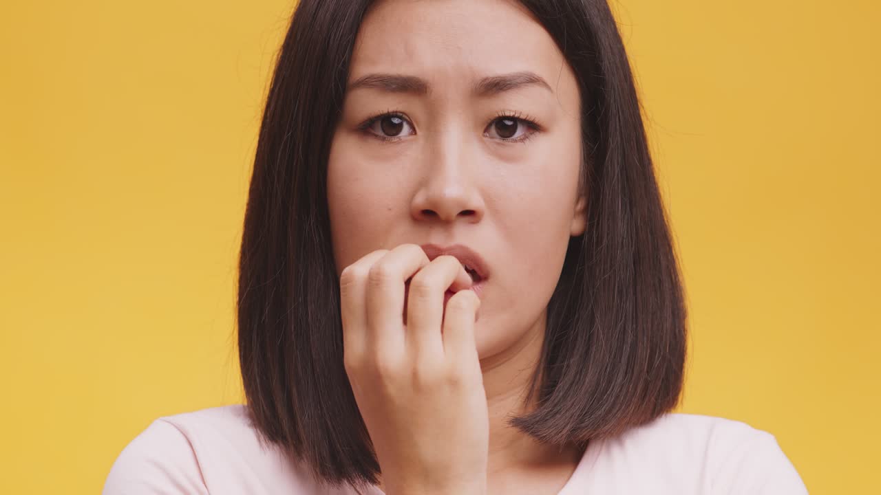 불안을 경험하는 여성