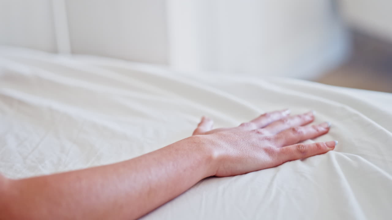 손, 침대 및 사람 사랑에 대한 천을 잡으십시오