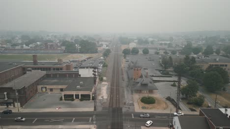 Luftdrohnenaufnahme-Des-Bahnhofs-In-Dichtem-Smog-Und-Dunst