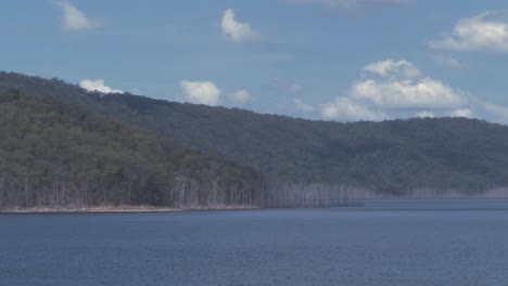 Hermoso-Y-Tranquilo-Lago-Hinze-Dam-En-Queensland,-Australia--pan-Ancho