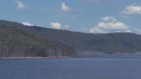 hermoso y tranquilo lago hinze dam en queensland, australia -pan ancho