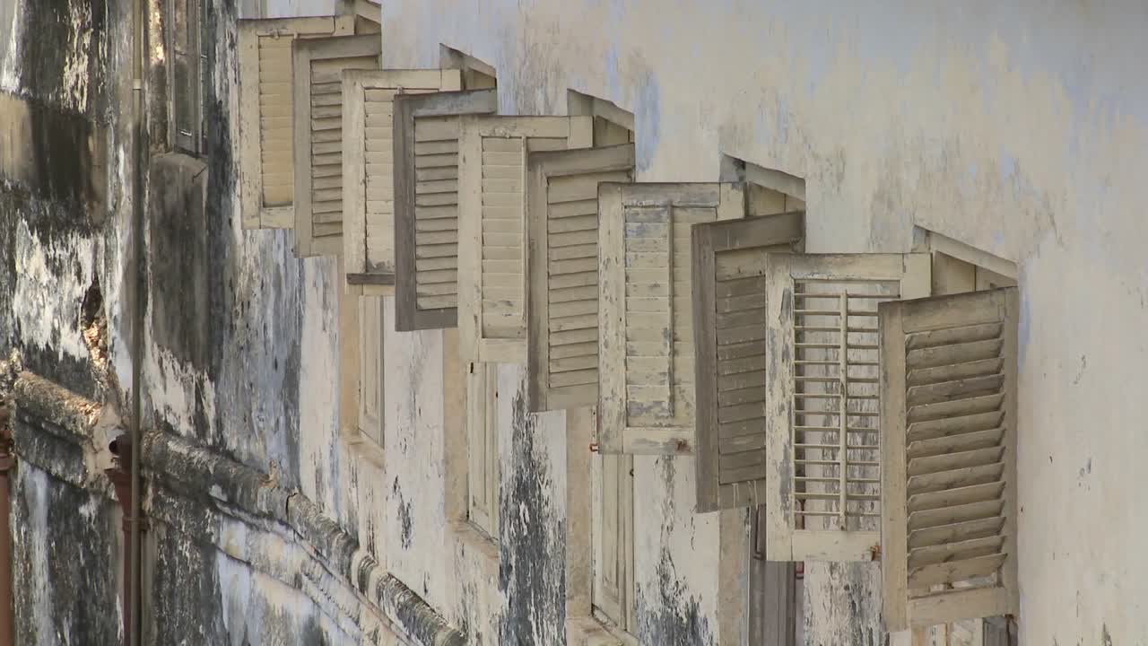 석조 마을 잔지바르의 회반죽 건물에 있는 오래된 창문