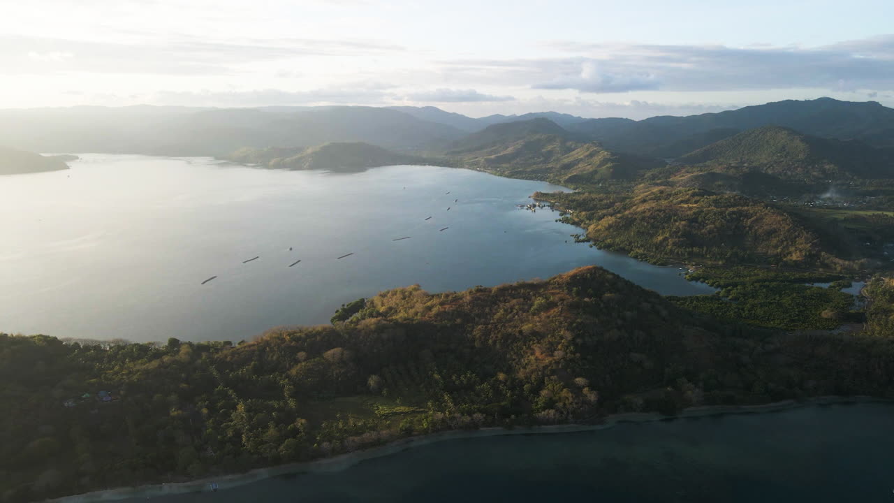 인도네시아 롬복의 고요한 바다가 있는 낙원 섬