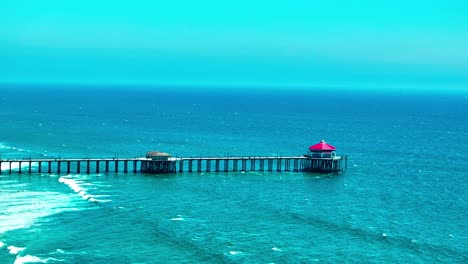 Todavía-Vista-Aérea-Del-Muelle-En-Huntington-Beach-Con-Algunas-Olas-Grandes.