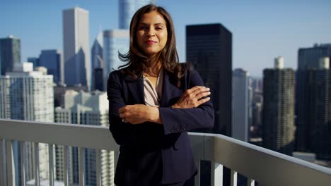 retrato de una mujer de negocios hispana en el techo con vistas a chicago
