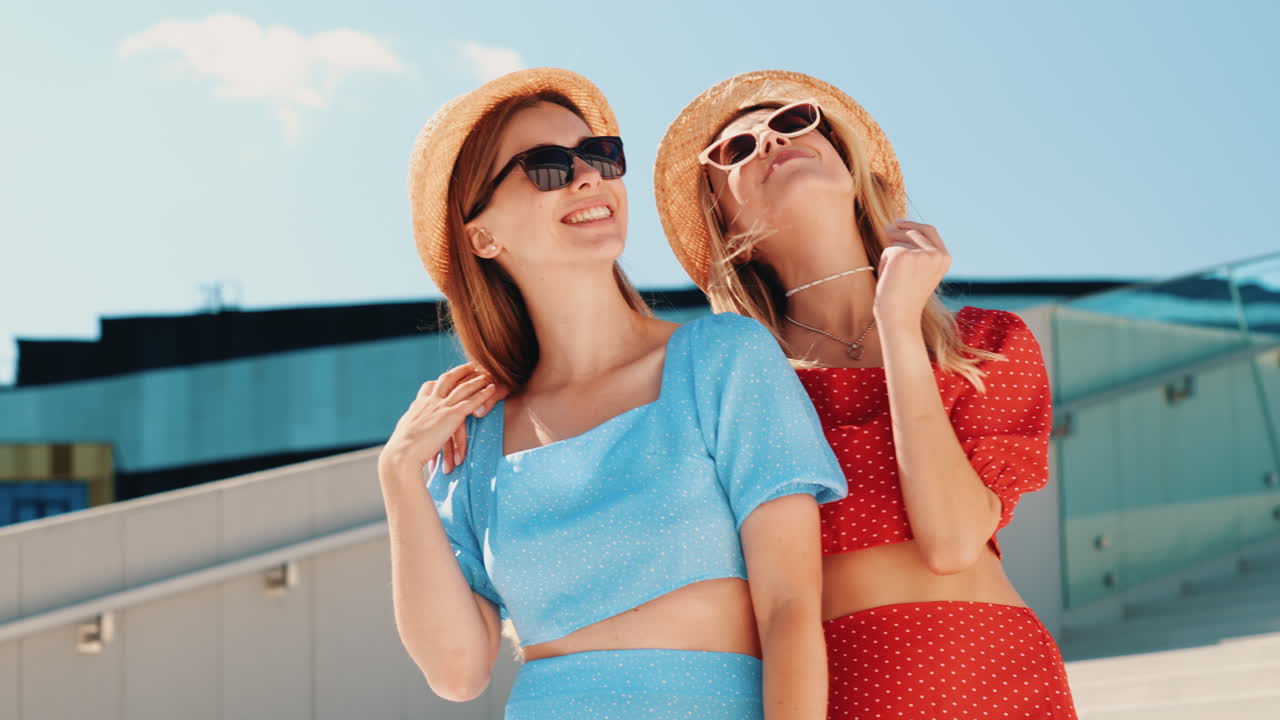 두 명의 행복한 여성들이 야외에서 웃고 있습니다.