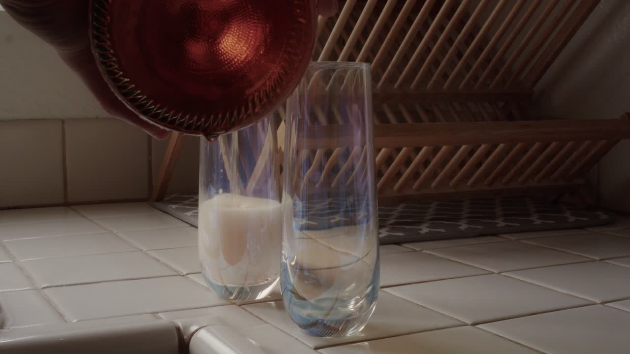 반짝이는 장미로 가득 찬 두 개의 줄기없는 샴페인 피리?