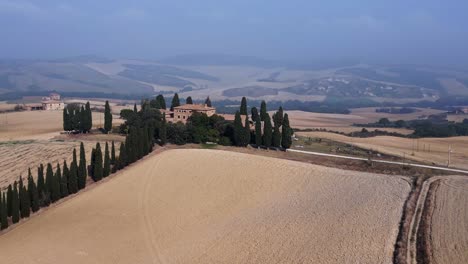 Schöne-Luftaufnahme-Von-Oben,-Morgennebel,-Toskana-Tal,-Italien,-Herbst-23